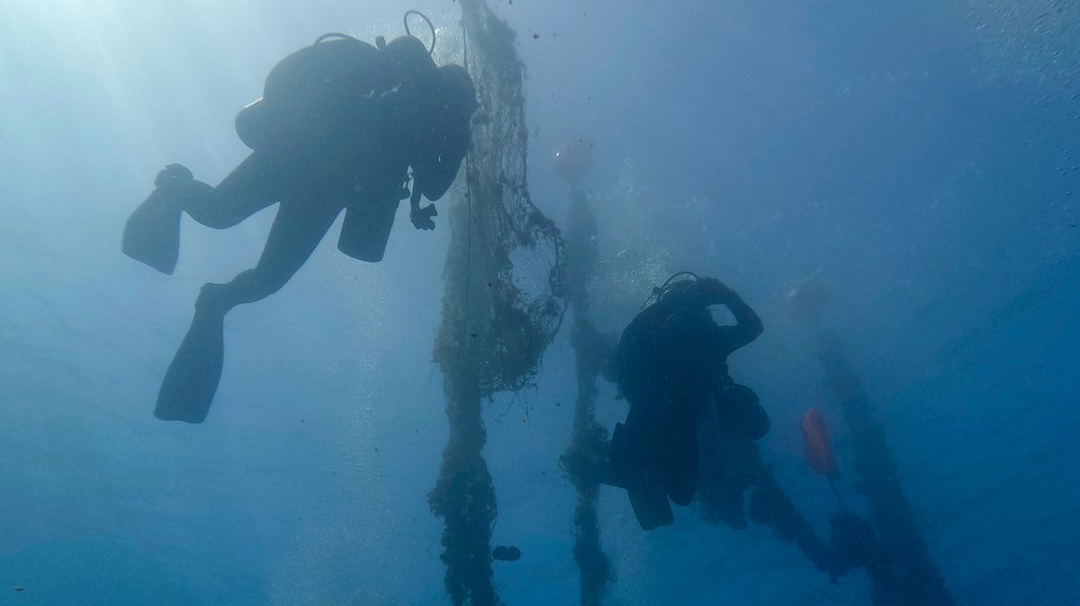Fotky: V hlubinách u Santorini se 50 let vrší smrtící „sítě duchů“